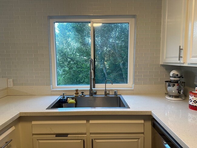 Building Photo - $3,100 - 2 Bed / 2 Bath Condo in Hillcrest