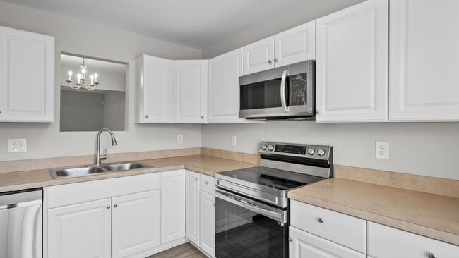 Building Photo - Updated Townhome in Newport News