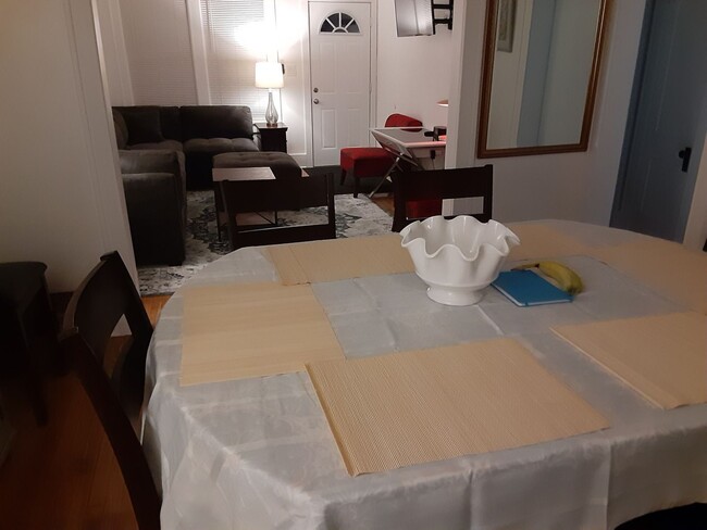 Foto del edificio - Charming, Comfortable And Convenient 2 Story Residential Home for Rent