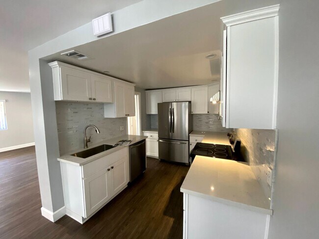 Building Photo - Stylish 2-Bed Apartment