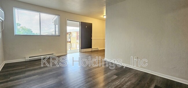 Building Photo - 5537 Iowa Ave