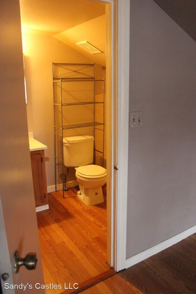 Building Photo - 1 br, 1 bath House - 659 1/2 Elm Street