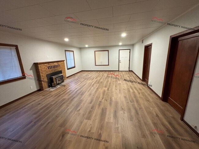 Foto del edificio - STATUS: AVAILABLE  | R325B | $2095