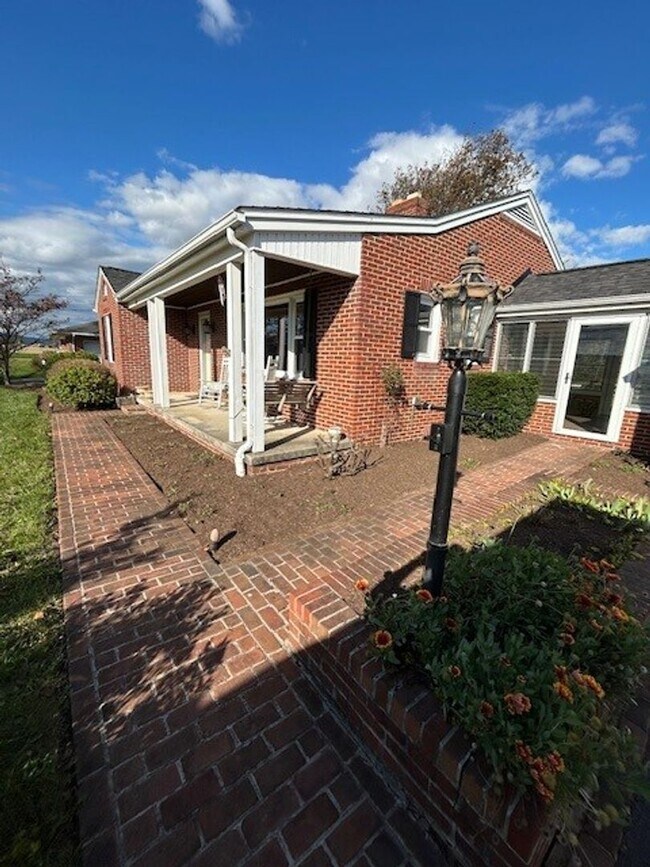 Foto del edificio - Remodeled rancher just outside of Frederick with stunning mountain views ready for you!