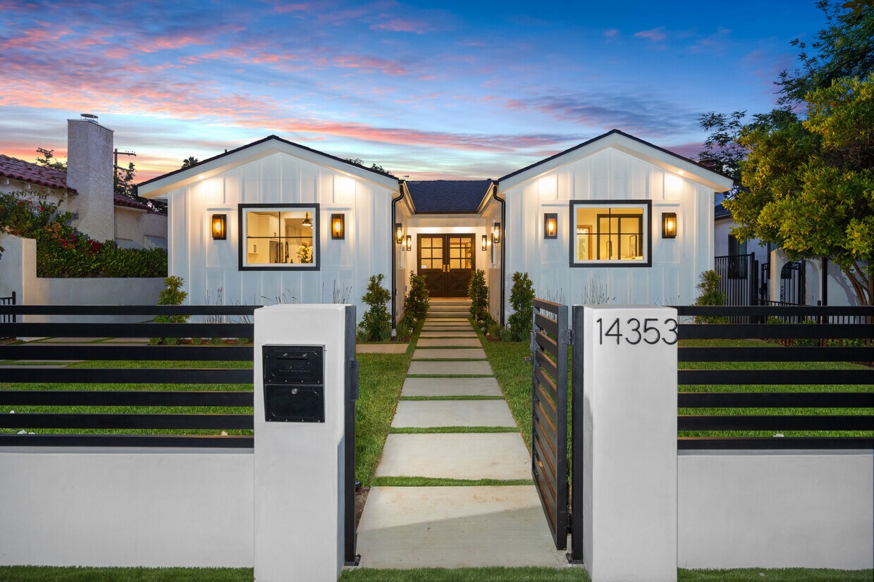 Primary Photo - 14353 Emelita St