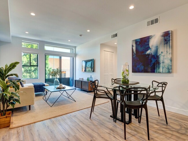 Foto del edificio - 338 Mariposa Ave