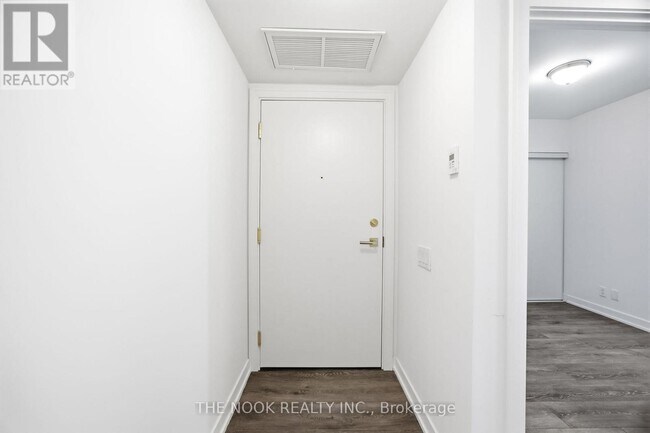 Photo du bâtiment - 2 Manderley Dr