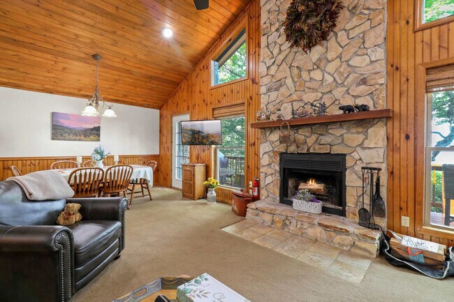 Foto del edificio - 1041 Charter Hills Rd