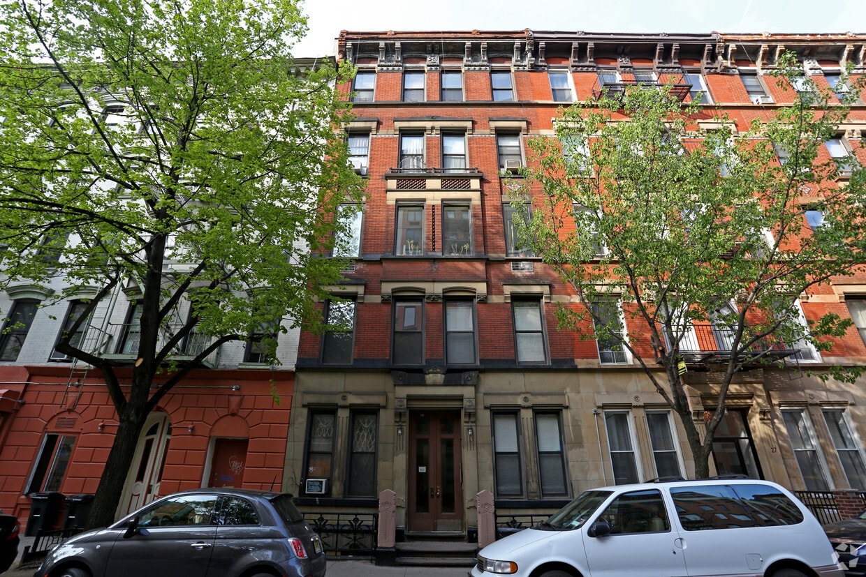 Building Photo - 25 E 7th St