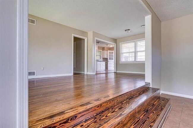 Building Photo - Awesome East Memphis Home