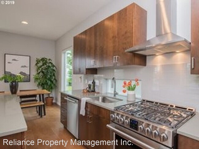 Foto del edificio - 6248 N Concord Ave