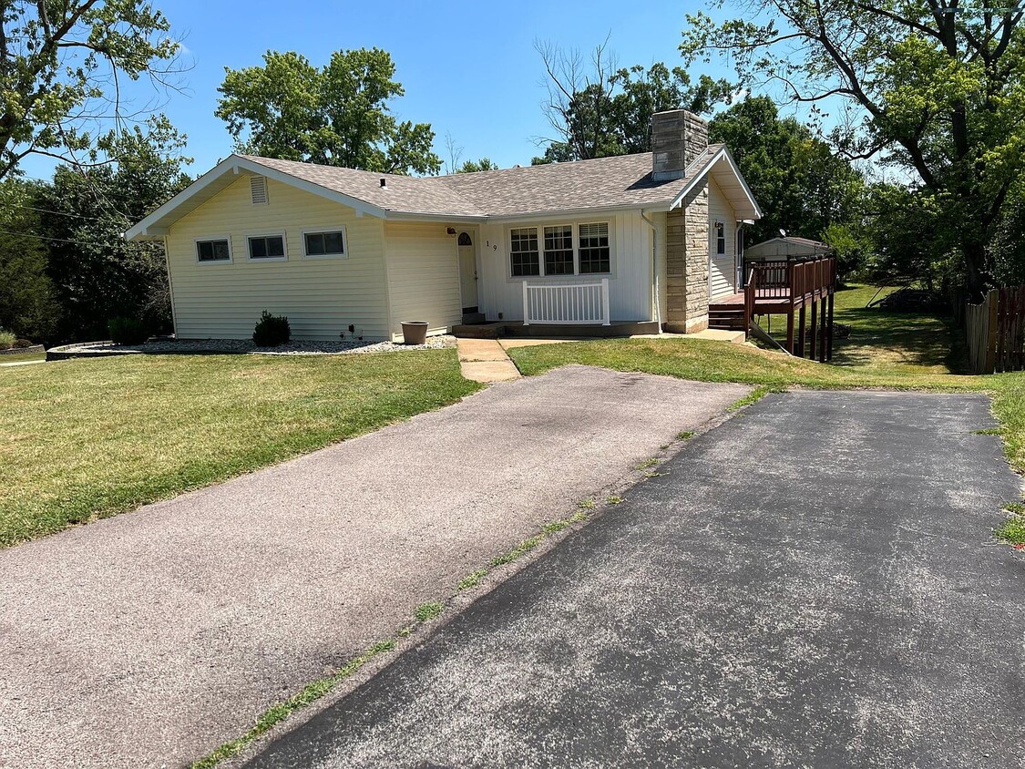 Primary Photo - 19 Quail Dr