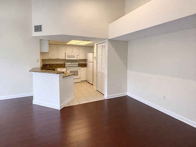 Building Photo - 1100 Crestwood Ct S