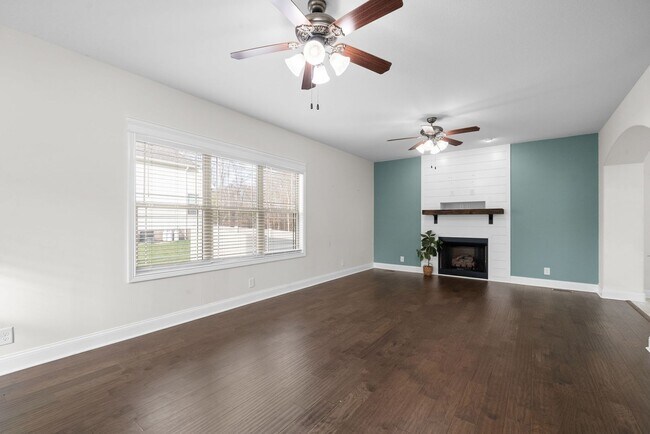 Foto del edificio - 3 Bed 2/2 Bath home nestled on an Acre of ...
