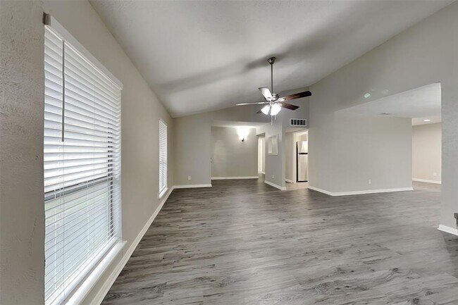 Building Photo - 627 Jeff Davis Dr