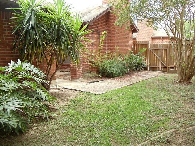 Foto del edificio - 10818 Lynbrook Dr