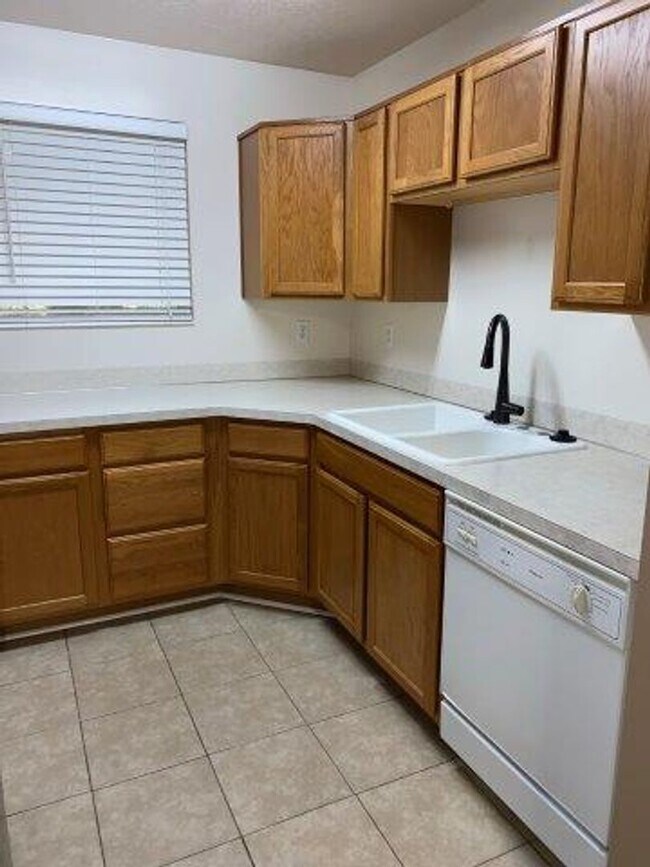 Building Photo - 2 Bed 1.5 Bath Townhome for Rent in North ...