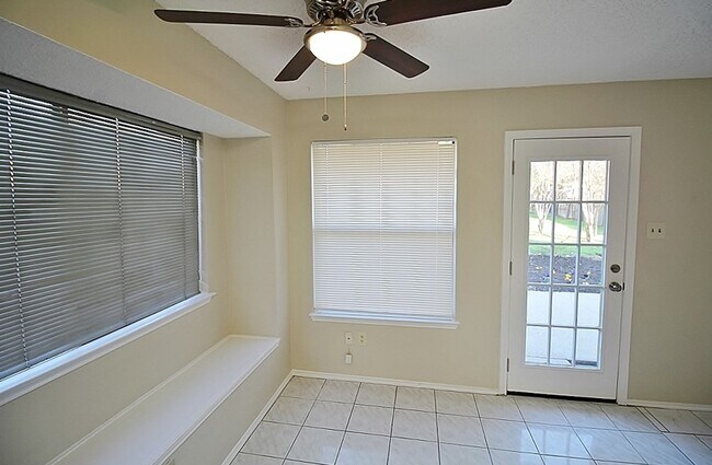Foto del edificio - Wonderful 3/2/2 Near Joe Pool Lake For Rent!