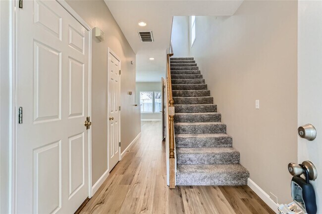 Building Photo - Spacious Two-Level Duplex Home with Fenced Backyard in Hillsboro!