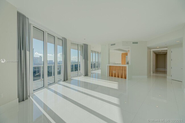 Foto del edificio - 4100 Island Blvd