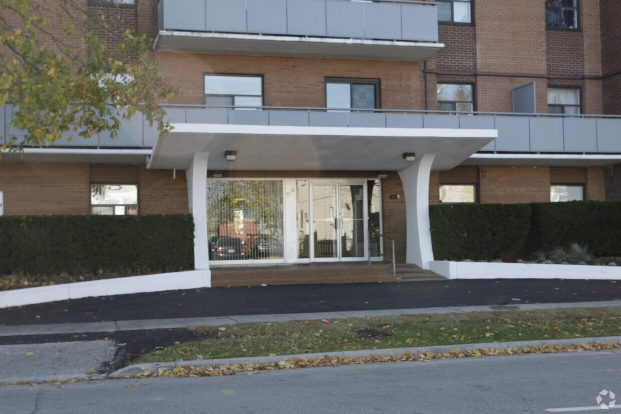 Photo du bâtiment - 1020 Shaw Dr