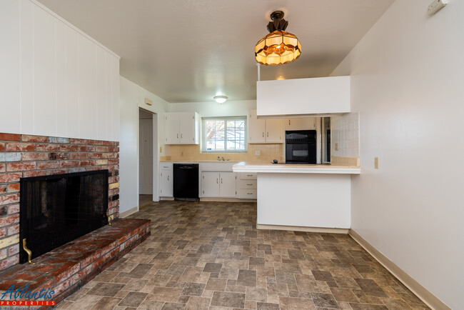 Building Photo - 1560 Farringdon Dr