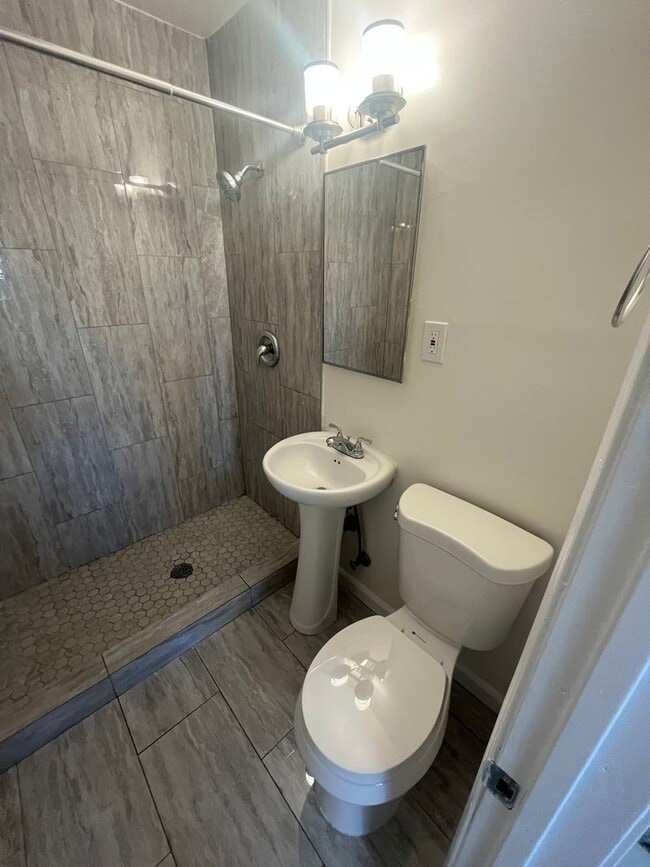 Foto del edificio - 334-336 E School St.