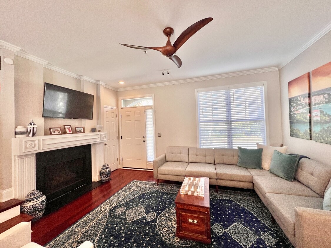 UPTOWN TOWNHOUSE! - UPTOWN TOWNHOUSE!