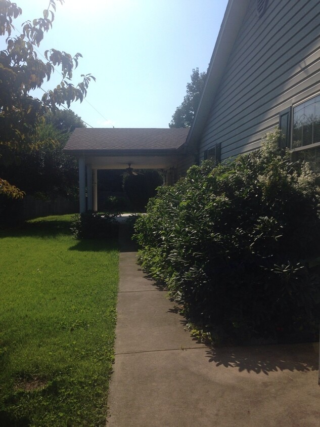 Primary Photo - Immaculate three bedroom home in Ashland.