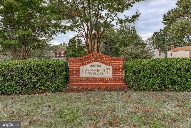 Building Photo - 7872 Colonial Village Row