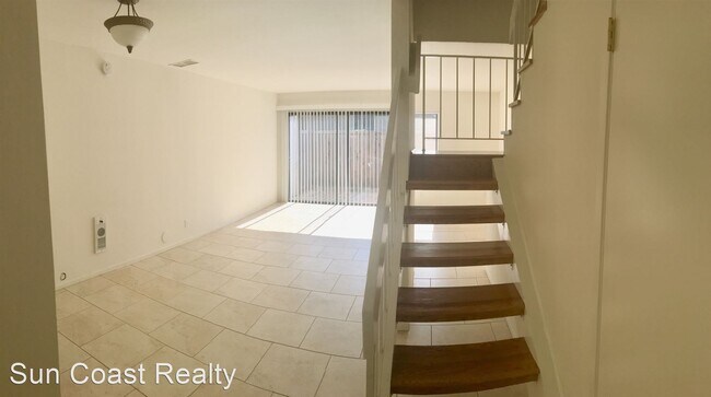 Building Photo - 2 br, 1.5 bath House - 858 Highlands Dr. #5