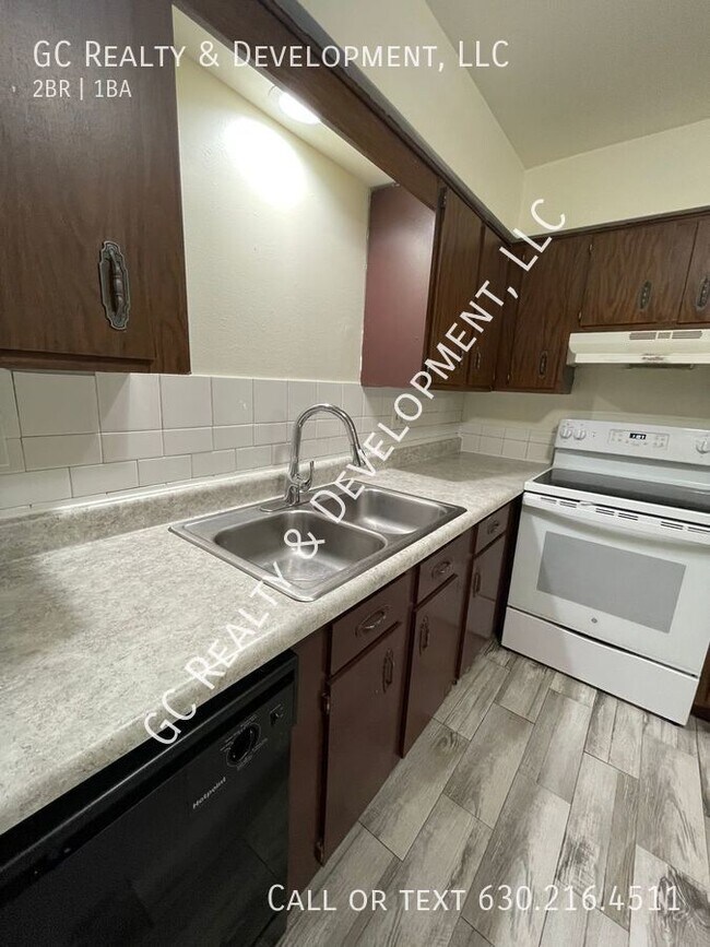Building Photo - ***PALATINE 2 BDRM / HEAT INCLUDED / COIN ...