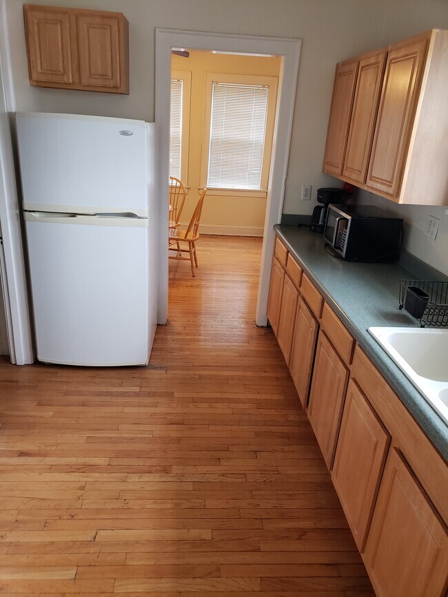 Kitchen with refrigerator and gas stove - 400 Wilcox St