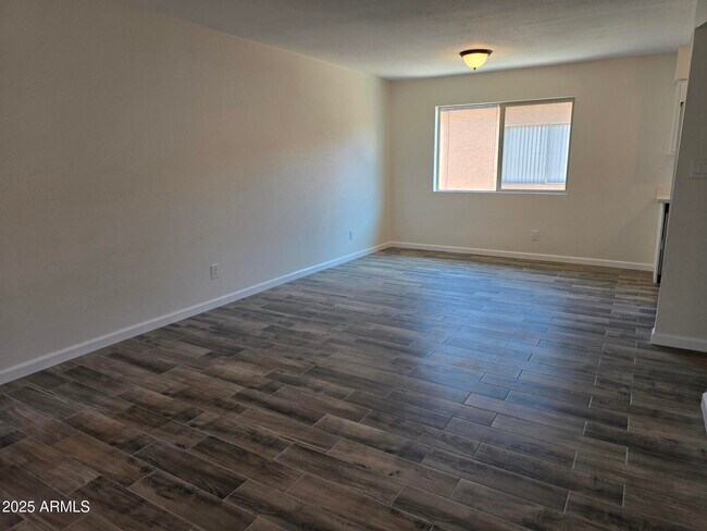 Foto del edificio - 715 N Arrowhead Dr