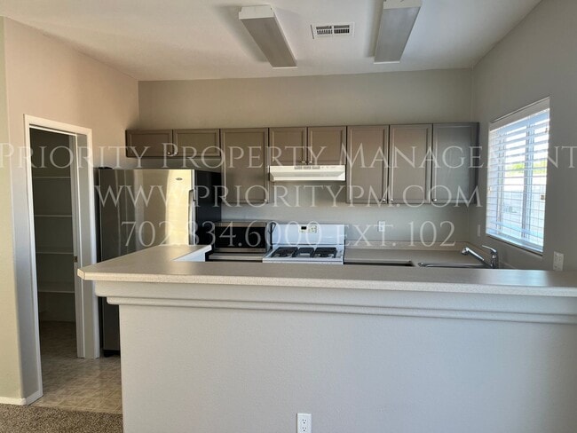 Foto del edificio - ~IMMACULATE TOWNHOME! Gated Access! 2 Primary Bedrooms! 1 Car Attached Garage! DO NOT MISS THIS!