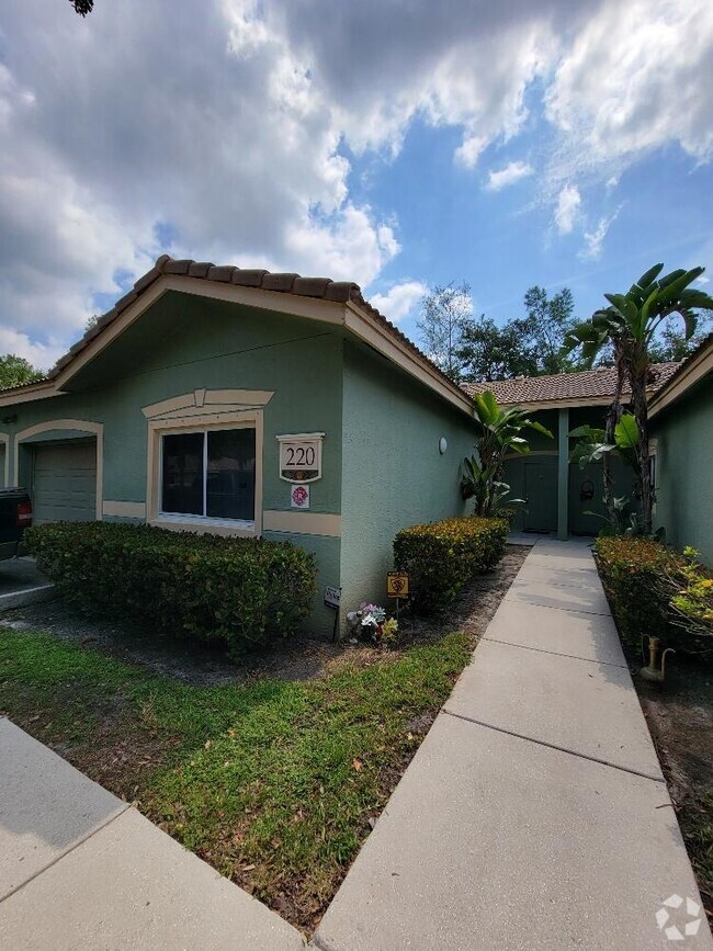 Building Photo - 220 Crestwood Cir