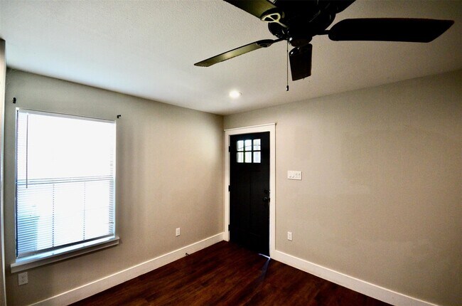 Foto del edificio - 4735 Redbud St