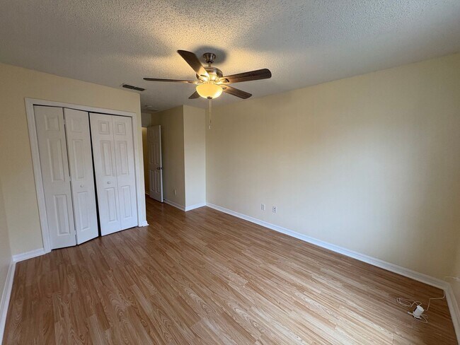 Foto del edificio - 13168 Lexington Summit St