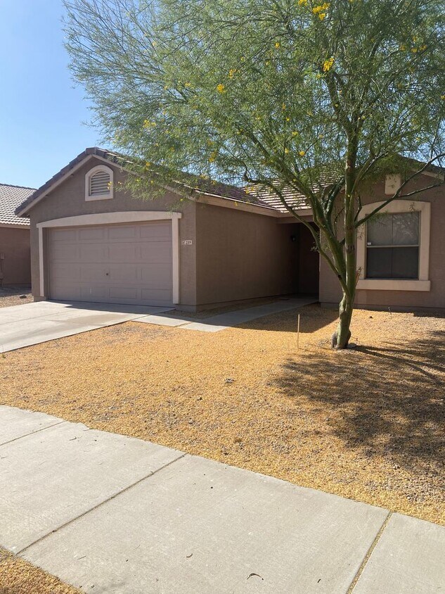 Primary Photo - Amazing 3 bedroom, Huge Backyard