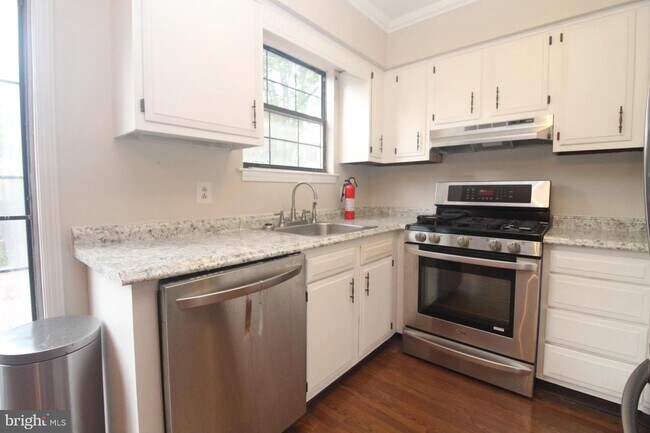 Building Photo - 25 Charlene Ct