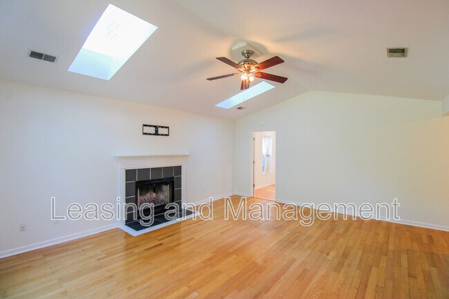 Photo - 1240 Llewellyn Rd House