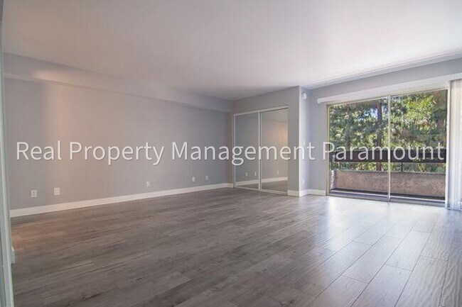 Building Photo - Spacious Condo with Relaxing Pool Views