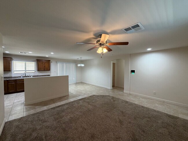 Foto del edificio - NICE 3 BED BATH WITH SOLAR!