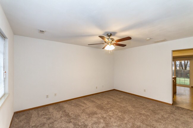 Building Photo - 740 Fountain View Dr