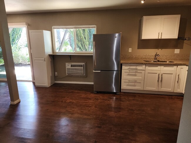 Building Photo - Updated 1BR/1BA apartment