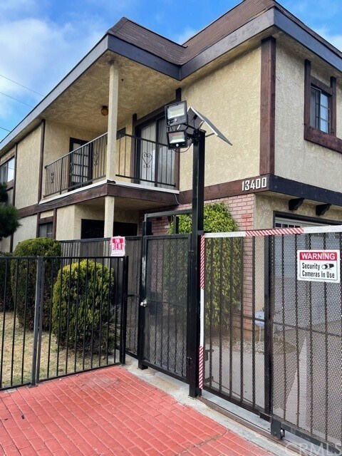 Foto del edificio - 13400 Doty Ave