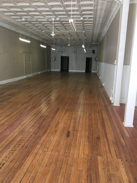 Primary Photo - 122 W Main St