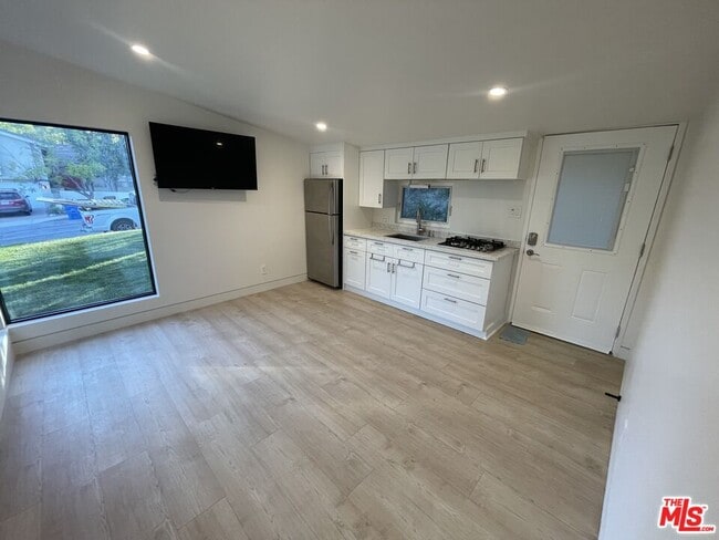 Foto del edificio - 4234 Ellenita Ave