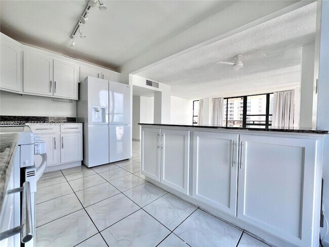 Foto del edificio - 600 NE 36th St