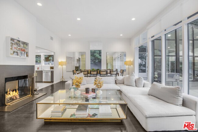 Building Photo - 1833 Franklin Canyon Dr